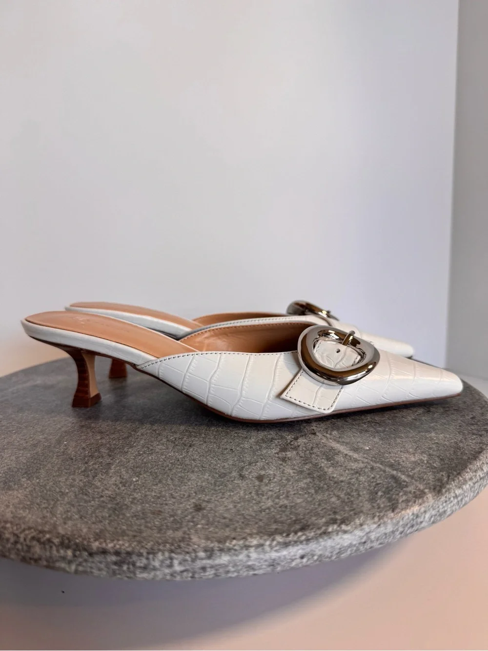 Ann Taylor White Leather Silver Pointed Toe Kitten Heels 6.5 - Picture 5 of 13